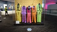 Setelan yang dikenakan oleh The Jackson 5 dipajang saat orang mengunjungi Grammy Museum pada hari pertama dibuka kembali di Los Angeles, Jumat (21/5/2021). Mulai 15 Juni, California akan mencabut sebagian besar pembatasan pandemi, termasuk jarak sosial dan penggunaan masker. (Frederic J. BROWN/AFP)