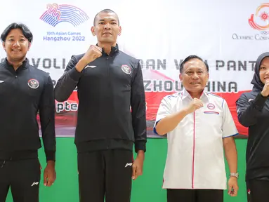 Ketua Umum PBVSI, Imam Sudjarwo (kedua kanan) berfoto bersama dengan kapten Timnas Bola Voli Pantai Putra, Mohammad Asyifa (kiri), kapten Timnas Bola Voli Indoor Putra, Hernanda Zulfi (kedua kiri), dan kapten Timnas Bola Voli Pantai Putri, Dhita Juliana saat pelepasan Timnas Bola Voli Indonesia untuk Asian Games 2022 Hangzhou di Padepokan Voli Jenderal Kunarto, Sentul, Bogor, Kamis (14/09/2023). (Bola.com/Bagaskara Lazuardi)