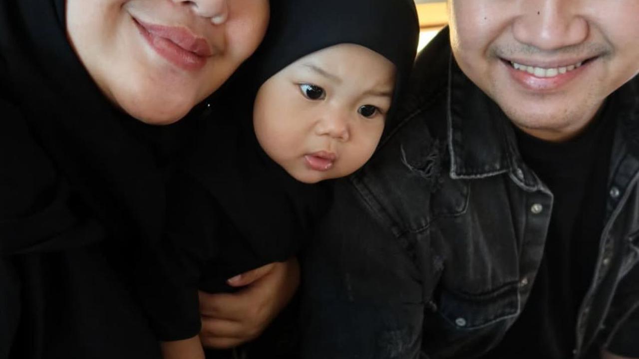 Mengawali Tahun dengan Umroh, Rosa Meldianti Keponakan Dewi Perssik Bagikan Potret Hangat Bersama Suami dan Anak