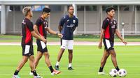 Patrick Kluivert hadir ditengah-tengah sesi latihan para pemain Timnas Indonesia di Stadion Madya, Gelora Bung Karno, Jakarta, Sabtu (22/3/2025).