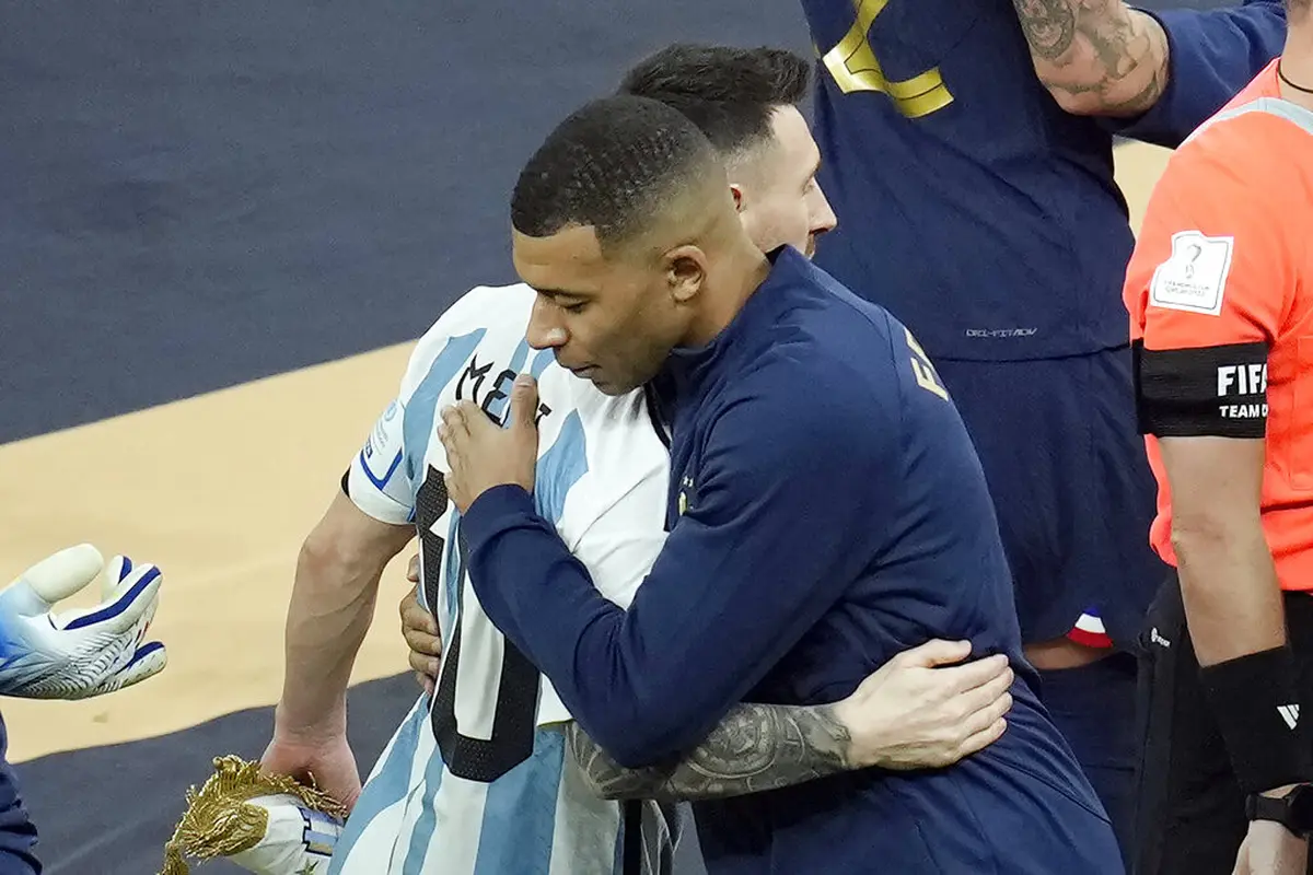 Lionel Messi dan Kylian Mbappe dalam Final Piala Dunia Argentina vs Prancis. (AP Photo/Christophe Ena)