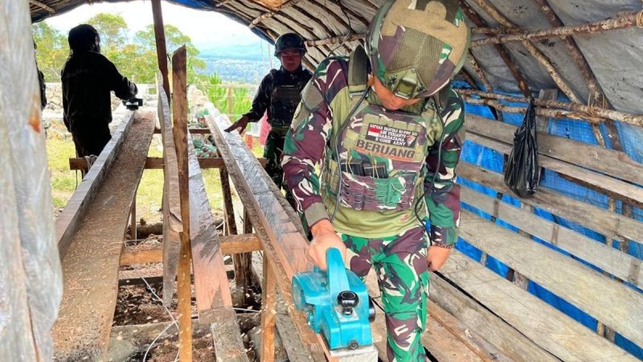 Gotong Royong TNI: Satgas Yonif 521 Bangun Rumah Layak Huni di Jayawijaya, Warga Napua Sumringah