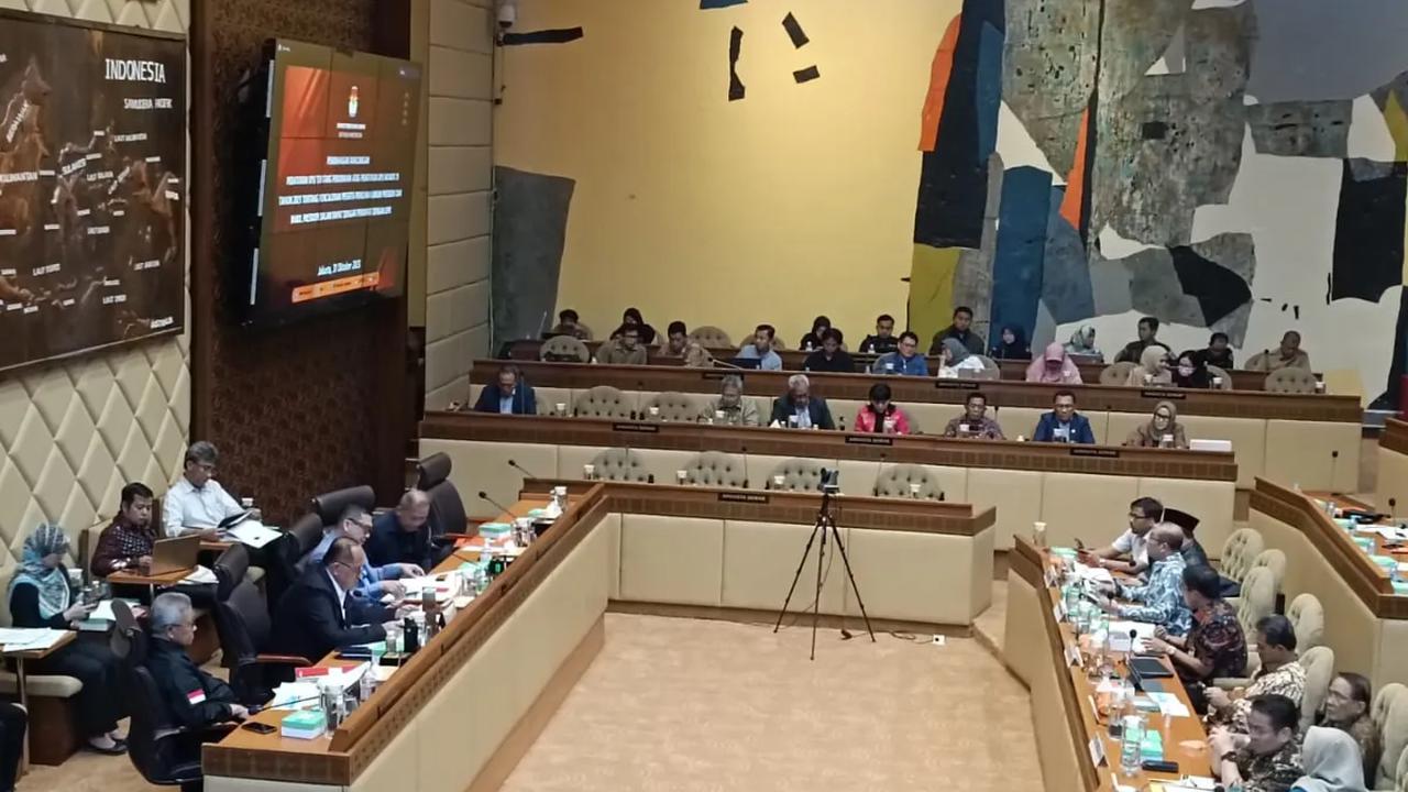 Komisi II DPR RI menyetujui perubahan Peraturan Komisi Pemilihan Umum (PKPU) mengikuti putusan Mahkamah Konstitusi (MK) terkait batas usia minimal calon presiden dan calon wakil presiden.<br>