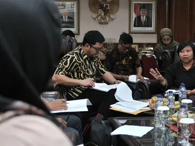 Ketua Pusat Studi Migrasi Migrant Care Anis Hidayah berbincang dengan Komisioner Viryan Aziz Aziz saat audiensi di Kantor KPU, Jakarta, Senin (20/8). (merdeka.com/ Iqbal S. Nugroho)
