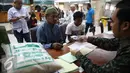 Seorang pria saat membayarkan zakat fitrah pada panitia amil zakat di Masjid Istiqlal, Jakarta, Jumat (1/7). Waktu pembayaran zakat fitrah dibuka hingga malam takbiran. (Liputan6.com/Faizal Fanani) 