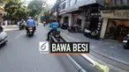 Sebuah video memperlihatkan aksi nekat dari seorang pria yang membawa besi sepanjang 5 meter sambil mengendarai motor. Aksi pria ini sangat jauh dari kata aman.