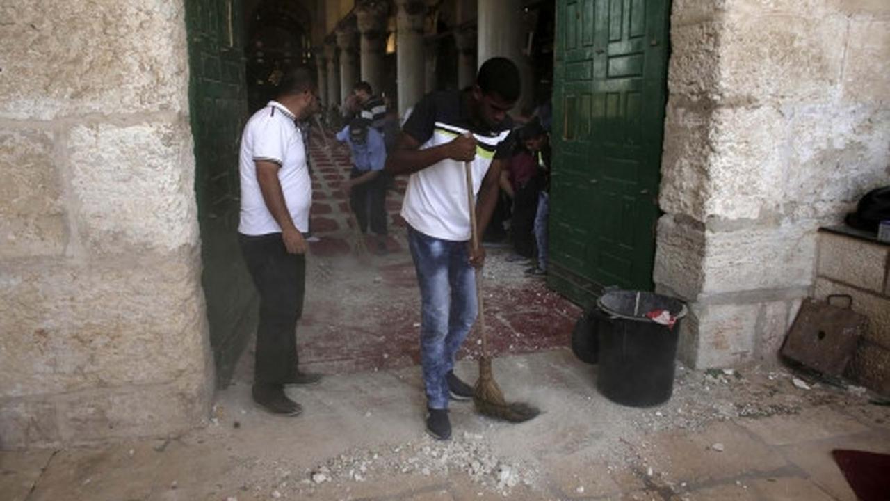 Gotong-royong warga Palestina bersihkan reruntuhan Masjidil Aqsa