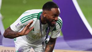 Penyerang Inggris Ahli bernomor punggung 99, Ivan Toney, merayakan kemenangannya dengan medali setelah memenangkan pertandingan final Liga Champions AFC antara Al-Ahli dari Arab Saudi dan Kawasaki dari Jepang di King Abdullah Sports City di Jeddah pada 3 Mei 2025. (AFP)
