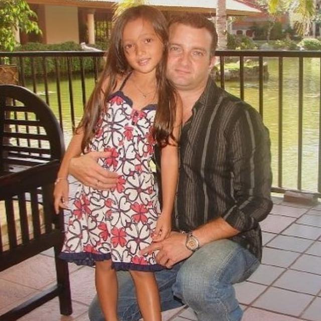 Potret Masa Kecil 6 Artis Wanita Blasteran Bareng Ayah, Penuh Kehangatan