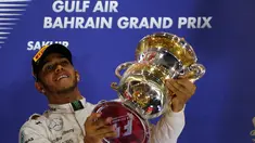 Pebalap Mercedes GP, Lewis Hamilton, meraih kemenangan ketiganya musim ini di GP Bahrain. (photo by AFP/MARWAN NAAMANI)