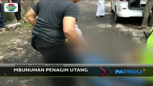Seorang pria yang sehari-harinya bekerja sebagai penagih utang ditemukan tewas bersimbah darah di permukiman warga di Bandar Lampung.