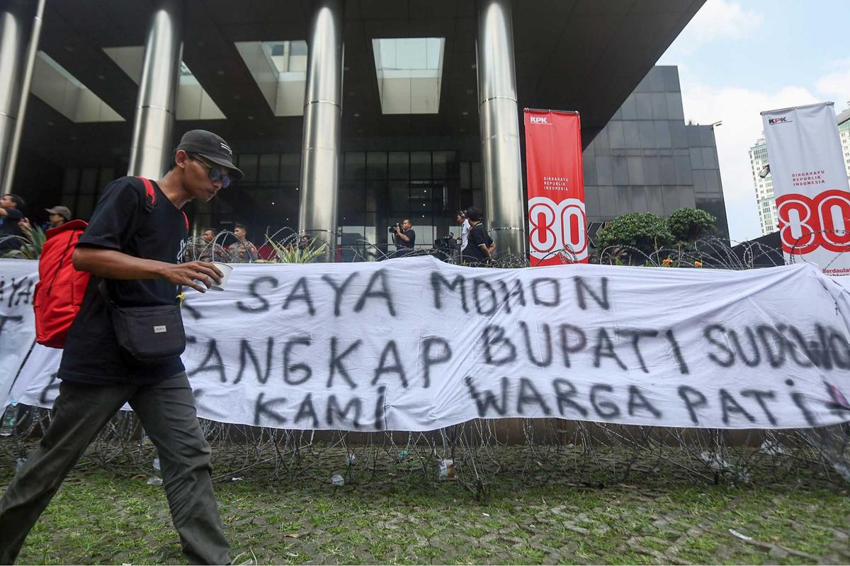 FOTO: Akasi Massa Desak KPK Tetapkan Bupati Pati Sudewo Tersangka