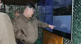 Dalam foto yang disediakan oleh pemerintah Korea Utara, pemimpin Korea Utara Kim Jong Un (kanan) mengawasi latihan serangan balik nuklir virtual dengan unit "roket artileri" yang besar, di sebuah tempat yang dirahasiakan di Korea Utara pada Senin, 22 April 2024. (STR / KCNA VIA KNS / AFP)