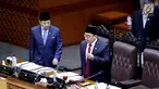 Ketua dan Wakil Ketua DPR, Setya Novanto dan Fadli Zon bersiap memimpin rapat paripurna di kompleks parlemen, Jakarta, Kamis (20/7). Setnov hadir dalam rapat pengambilan keputusan RUU Pemilu meski berstatus tersangka kasus e-KTP (Liputan6.com/Johan Tallo)