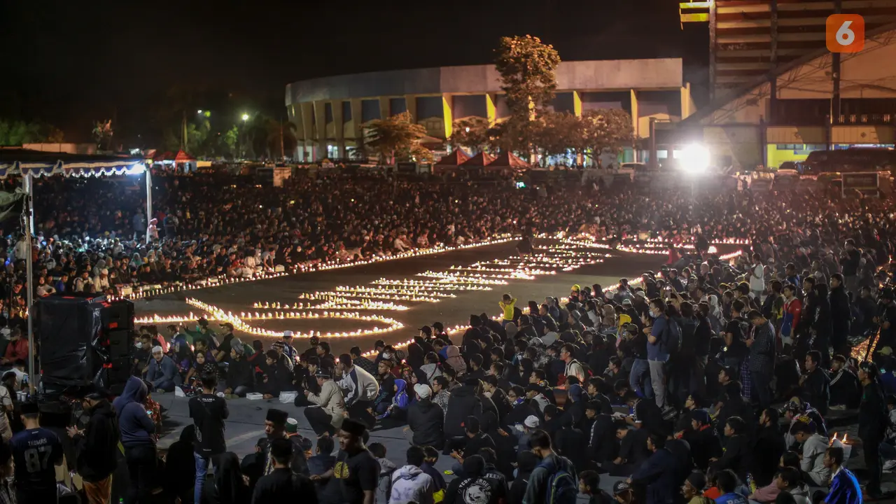 Foto: Gelar Doa Bersama, Ribuan Masyarakat Penuhi Stadion Kanjuruhan