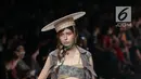 Model memperagakan busana rancangan HUMBANG SHIBORI x PURANA saat Jakarta Fashion Week (JFW) 2019 di Senayan City, Jakarta, Kamis (25/10). HUMBANG SHIBORI x PURANA mengangkat tenun ikat tradisional Humbang Shibori. (Liputan6.com/Faizal Fanani)