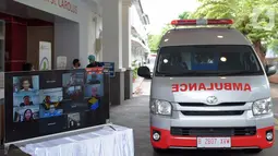 Jajaran Direksi PT Astra International Tbk dan Astra Financial saat video confrence pada acara bantuan satu unit mobil Ambulance Gawat Darurat dan peralatan medis di Rumah Sakit St Carolus, Jakarta, Rabu (8/4/2020). Bantuan tersebut guna memberikan pelayanan kesehatan. (Liputan6.com/HO/Eko)