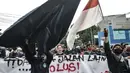 Mahasiswa Universitas Indraprasta atau Unindra menggelar longmarch menolak UU Cipta Kerja di Jalan TB Simatupang, Jakarta, Rabu (7/10/2020). Sekitar 200 mahasiswa Unindra longmarch sebagai bentuk kekecewaan atas pemerintah dan DPR yang telah mengesahkan UU Cipta Kerja. (merdeka.com/Iqbal S. Nugroho)