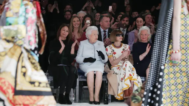 Ratu Elizabeth Nonton London Fashion Week