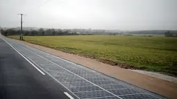 Suasana jalan raya berpanel surya di Tourouvre, Normandia (22/12). Prancis mengklaim ini merupakan jalan raya pertama dengan panel surya pertama di dunia. (Reuters/Benoit Tessier)