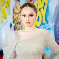 Berperan sebagai Nuke, Syifa Hadju terlihat menawan saat Gala Premiere Catatan Si Boy. Seperti apa potretnya? [@syifahadju]