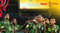 Piala Dunia U-17 - Dapat Dukungan dari Warga Solo, Pemain Mali Selebrasi Mengelilingi Stadion Manahan dengan Logo Indomie (Bola.com/Adreanus Titus)