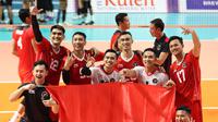 Sejumlah pemain Timnas Bola Voli Putra Indonesia merayakan kemenangan pada laga final SEA Games 2023 di Phnom Penh, Kamboja, Minggu (08/05/2023). Skuad asuhan Jeff Jiang Jie menang tiga set langsung (25-21, 25-10, 25-15) atas tuan rumah Kamboja. (Bola.com/Abdul Aziz)