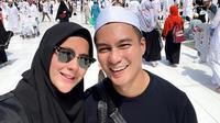 Pasangan Baim Wong dan Paula Verhoeven beberapa tahun lalu bertolak ke Tanah Suci untuk menjalankan ibadah umrah. Penampilan Paula Verhoeven dengan hijab berhasil curi perhatian. Parasnya yang cantik saat berhijab bikin pangling. (Liputan6.com/IG/@paula_verhoeven)