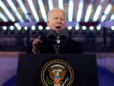 Presiden Amerika Serikat Joe Biden menyampaikan pidato yang menandai peringatan satu tahun invasi Rusia ke Ukraina di Royal Castle Gardens, Warsawa, Polandia, 21 Februari 2023. Dalam pidatonya yang berapi-api, Biden bersumpah untuk terus mendukung Ukraina saat memasuki tahun kedua perang. (AP Photo/ Evan Vucci)