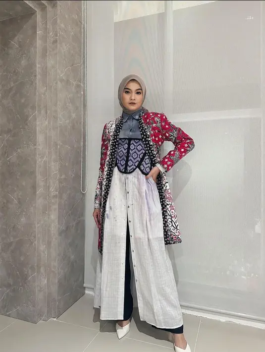Kombinasi apik outer batik warna magenta dan purple songket corset, menciptakan look yang fresh dan playful pada penampilan  Salma Salsabil. [@salmasalsabil12]