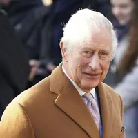 Raja Charles III menemui publik jelang kebaktian di Gereja St. Lawrence Church, Norfolk, Inggris, Minggu, 8 Januari 2023. (dok. Joe Giddens/PA via AP)