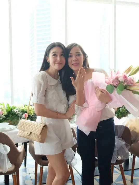 "Sampai ikutan nangis bahagia loh liat kamu @yuanitachrist di lamar aaiih happy bgt akhirnya moga lancar ya," tulis salah satu akun.  (Instagram/sandradewi88)