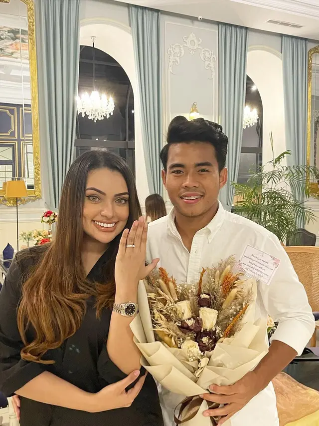 5 Momen Nurhidayat Mantan Pemain Timnas Saat Lamar Kekasih Ini Romantis