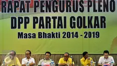 Ketua Umum Partai Golkar, Aburizal Bakrie (ketiga kanan) memimpin rapat pengurus pleno di gedung DPP Partai Golkar, Jakarta, Kamis (7/4/2016). Rapat tersebut merumuskan gelaran Munas Partai Golkar yang akan digelar di Bali. (Liputan6.com/Johan Tallo)