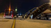 Sebuah bus menjemput penumpang penerbangan Aeroflot di Bandara Suvarnabhumi di Bangkok, Thailand pada Senin (10/2/2025) malam. (Airports of Thailand)