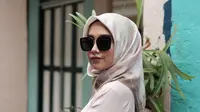 Berikut tutorial hijab sederhana yang hanya menggunakan satu jarum saja dari desainer busana muslim Nabila Hatifa.