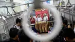 Suasana dalam diskusi peringatin hari anti korupsi di dalam KRL Jakarta-Bogor, Rabu (21/12). Diskusi tersebut bertemakan penyelamatan aset negara dari korupsi. (Liputan6.com/Faizal Fanani)