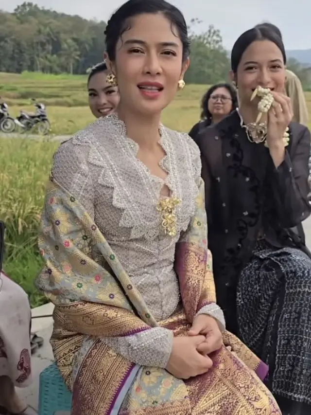 Dian Sastrowardoyo dan Putri Marino Dibalut Kebaya.