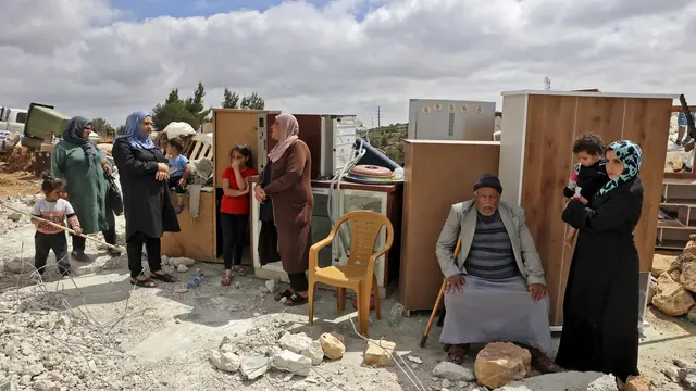 Warga Palestina pasrah saat pasukan Israel menghancurkan bangunan mereka di daerah Wadi Muhaisen, utara kota Hebron. (AFP)