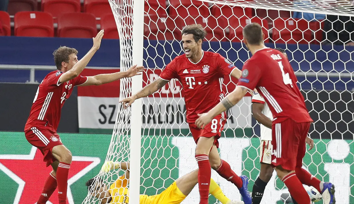 Gelandang Bayern Munchen, Javi Martinez (kedua kiri) berselebrasi usai mencetak gol ke gawang Sevilla pada pertandingan Piala Super Eropa di Budapest, Hongaria, Kamis (24/9/2020). Munchen menang tipis 2-1 atas Sevilla. (AP Photo/Laszlo Balogh)