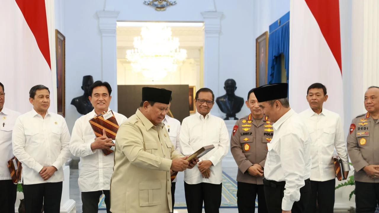 Laporan hasil kerja Komisi Percepatan Reformasi Polri telah diserahkan kepada Presiden Prabowo Subianto di Istana Negara, Selasa (5/5) sore.