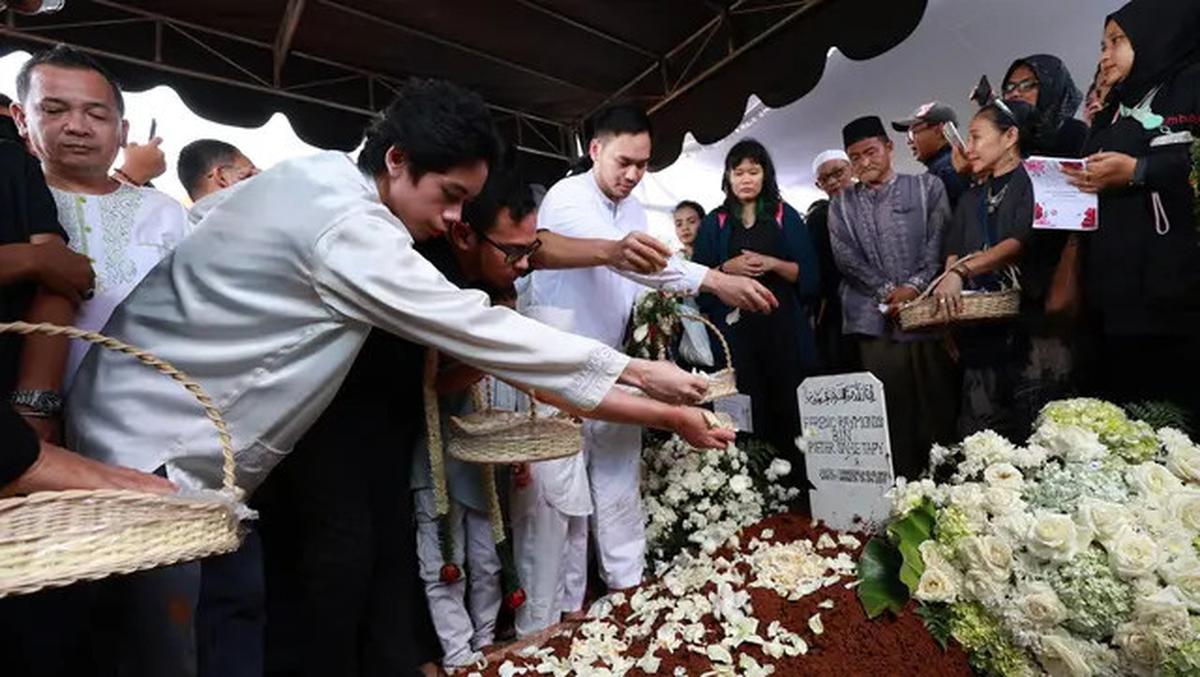 Suasana Haru Selimuti Pemakaman Aktor Senior Ray Sahetapy