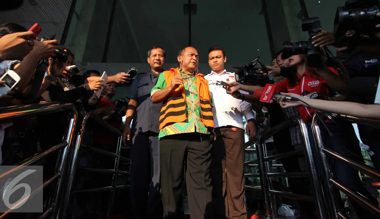 Rusli Sibua memberikan keterangan pers usai menjalani pemeriksaan KPK, Jakarta, Rabu (22/7/2015). Rusli meminta KPK memeriksa Bambang Widjojanto yang sempat menjadi pengacaranya saat sengketa Pilkada Morotai 2011 di MK. (Liputan6.com/Helmi Afandi)