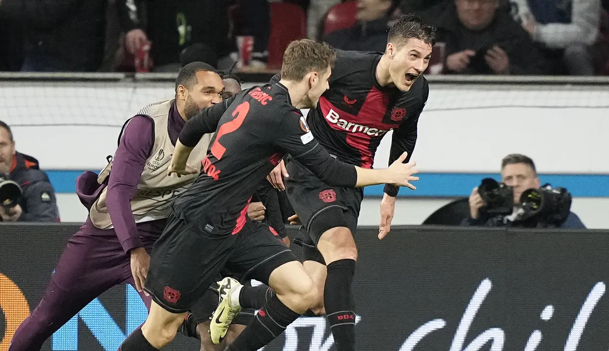 Pemain Bayer Leverkusen, Patrik Schick (kanan) melakukan selebrasi setelah mencetak gol kemenangan timnya ke gawang Qarabag pada laga leg kedua 16 besar Liga Europa 2023/2024 di BayArena, Leverkusen, Jerman, Jumat (15/03/2024) dini hari WIB. (AP Photo/Martin Meissner)