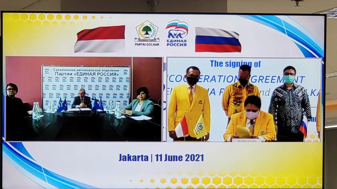Ketua Umum Partai Golkar Airlangga Hartarto  menandatangani  perjanjian kerja sama dalam berbagai bidang dengan United Russia Party. (Istimewa)