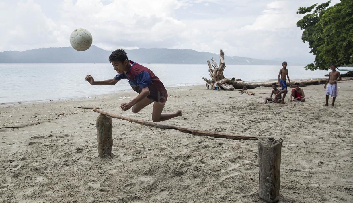 Pesepak bola SSB Tulehu Putra, Rizki Lestaluhu, saat  latihan di tepi Pantai Tial, Maluku, Rabu (16/11/2017). Dari sepak bola, Rizki ingin merubah keadaan ekonomi keluarganya yang masih kurang layak. (Bola.com/Vitalis Yogi Trisna)