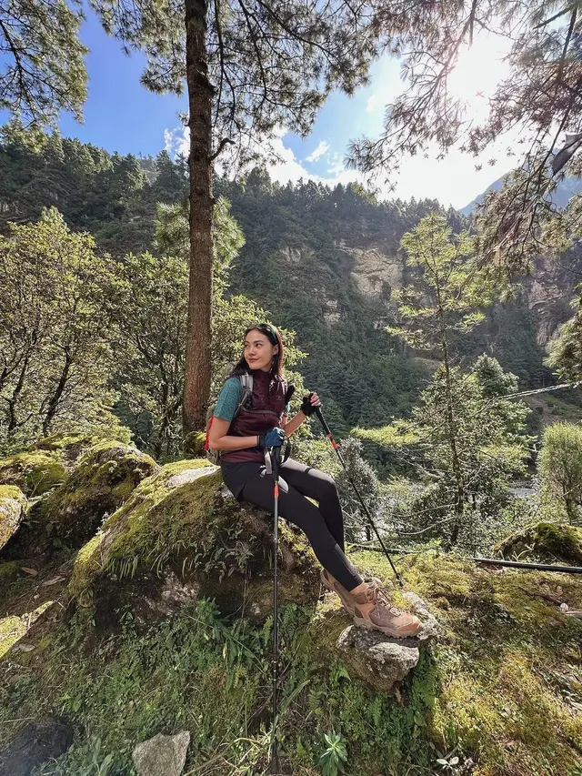 7 Potret Della Dartyan Daki Gunung Es Pertama Kali, Tempuh Perjalanan 16 Hari