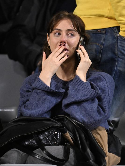 Para suporter diminta untuk bertahan di dalam stadion setelah pengumuman para pemain tidak akan kembali masuk ke lapangan untuk babak kedua. (JOHN THYS / AFP)