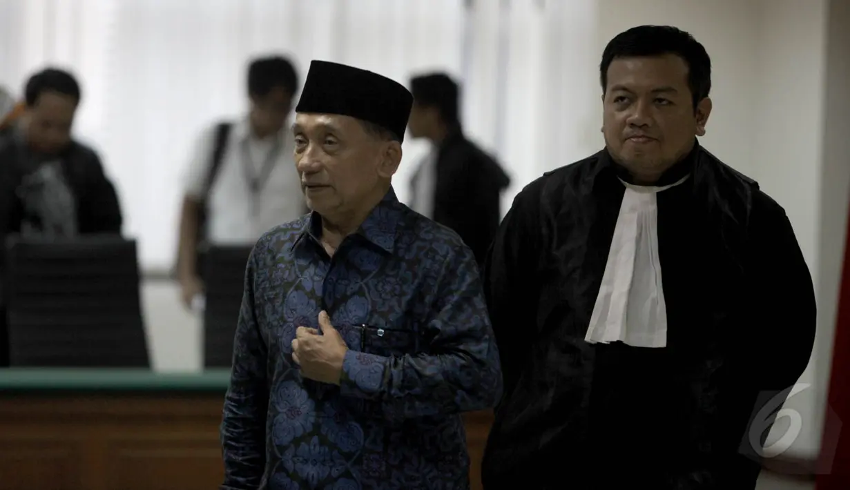 Fuad Amin Imron usai menjalani sidang lanjutan kasus dugaan suap pasokan gas alam untuk pembangkit listrik di Gresik, Pengadilan Tipikor, Jakarta, Kamis (22/5/2015). Jaksa penuntut umum menolak atas eksepsi dirinya. (Liputan6.com/Yoppy Renato)