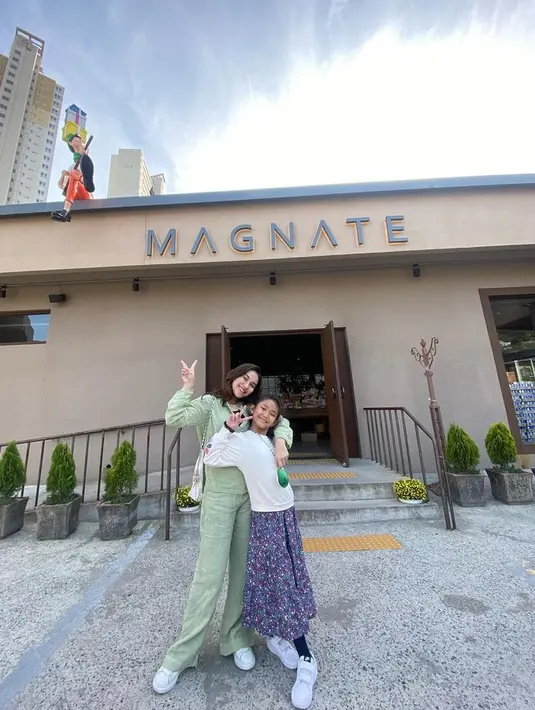 Tren warna hijau sage memang banyak ditemukan sebagai seragam baju Lebaran. Di momen Lebaran ini, Ayu Ting Ting juga tak ingin ketinggalan ikutan hype hijau sage. [Foto: @ayutingting92]